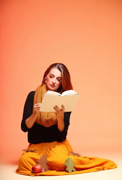 Menina de moda de outono com cílios de olho laranja livro — Fotografia de Stock