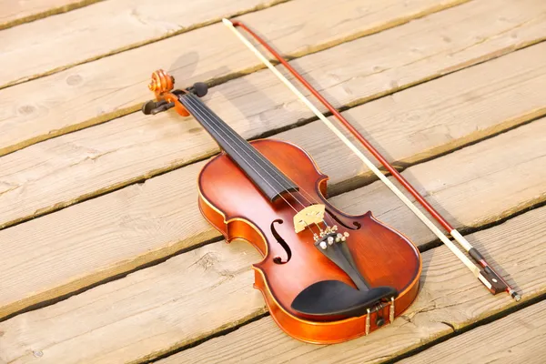 Violin on sandy beach. Music concept — Stock Photo, Image