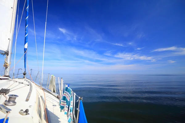 Парусная яхта, плывущая в синем море. Туризм — стоковое фото
