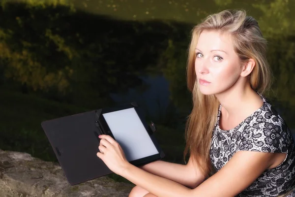 Dívka s tablet počítač ebook reader touchpad pc — Stock fotografie