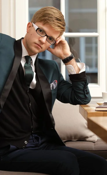 Joven hombre guapo y elegante en la cafetería con café — Foto de Stock