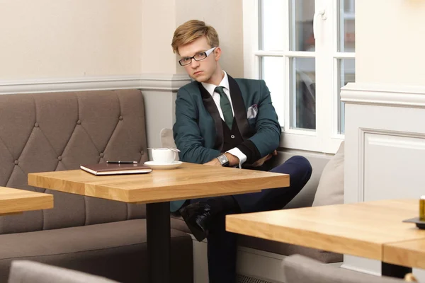 Junger hübscher stilvoller Mann im Café mit Kaffee — Stockfoto