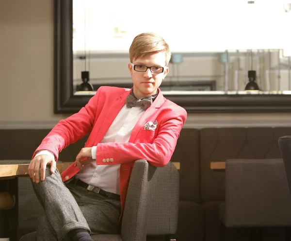 Joven guapo elegante hombre posando en interiores — Foto de Stock