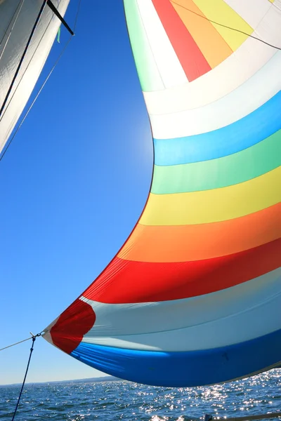 Vinden har fyllt färgglada spinnaker segla — Stockfoto