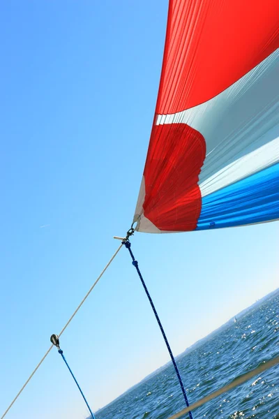 Vinden har fyllt färgglada spinnaker segla — Stockfoto