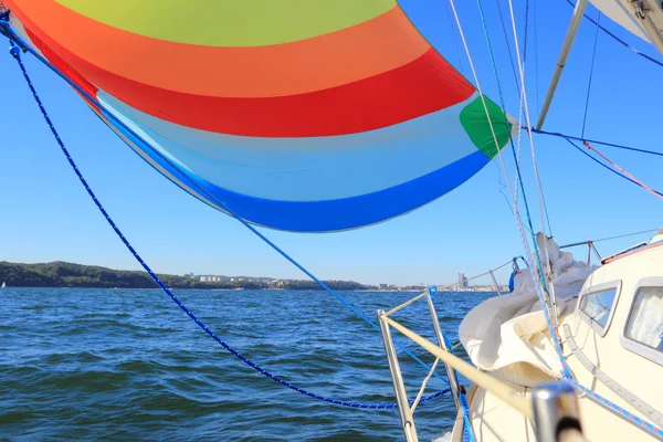 O vento encheu vela spinnaker colorido — Fotografia de Stock