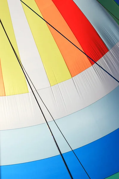 Il vento ha riempito la vela spinnaker colorato — Foto Stock