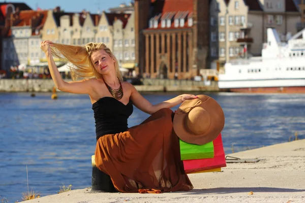 Mujer de compras con estilo en el casco antiguo gdansk —  Fotos de Stock