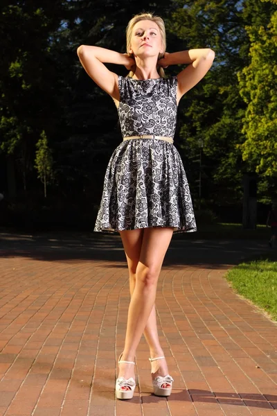 Fashion jonge vrouw in de zomer jurk in het park — Stockfoto