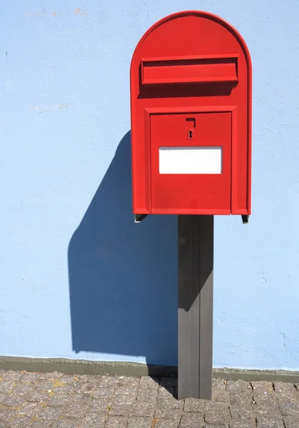 Piros postbox letterbox, az utcán — Stock Fotó