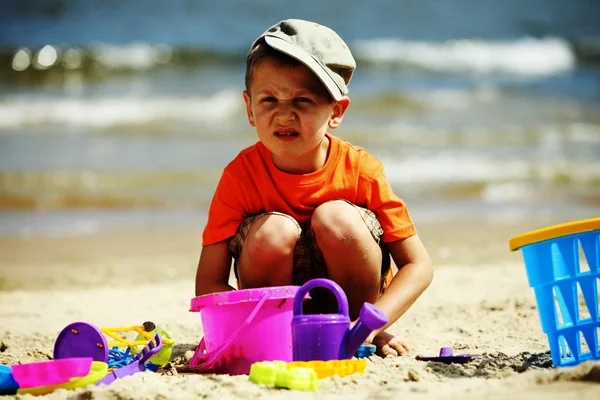 Jongen speelgoed spelen op strand — Stockfoto