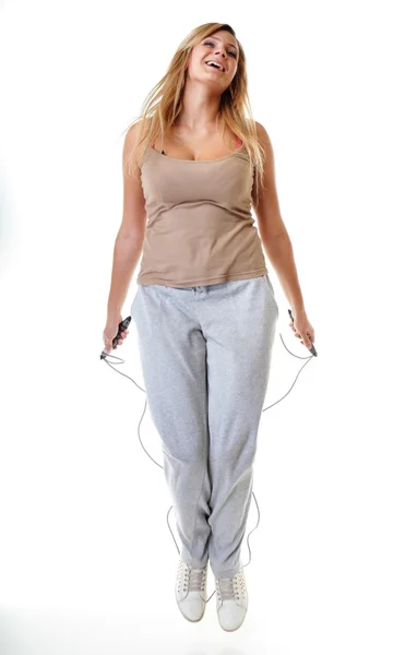 Jeune femme de fitness avec corde à sauter isolé — Photo