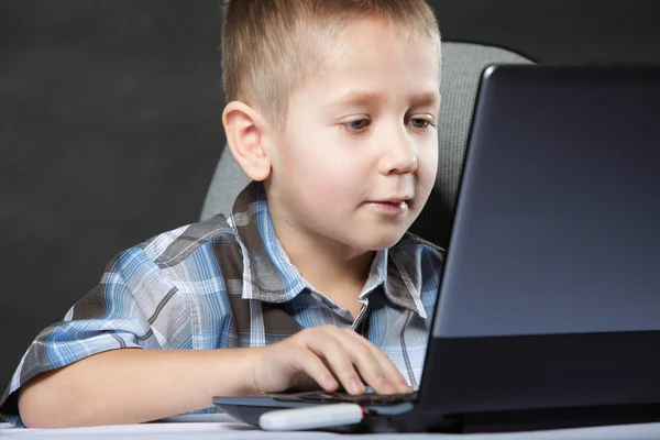 Criança viciada em computadores com notebook para laptop — Fotografia de Stock