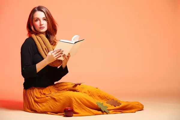 Menina de moda de outono com cílios de olho laranja livro — Fotografia de Stock