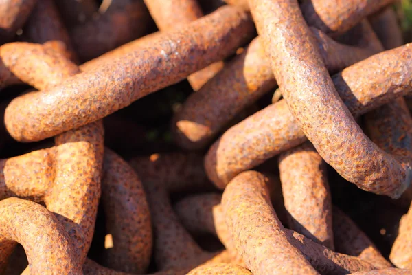 Close-up van grote roestig kettingschakels — Stockfoto