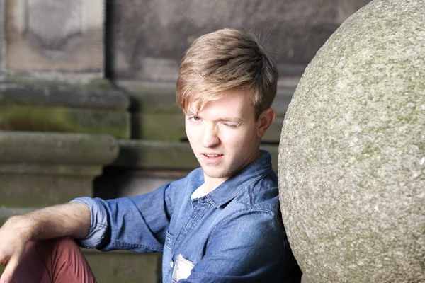 Mladý pohledný muž na ulici, staré město Gdaňsk — Stock fotografie