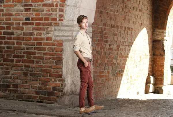 Junger schöner Mann auf der Straße, in der Altstadt von Danzig — Stockfoto