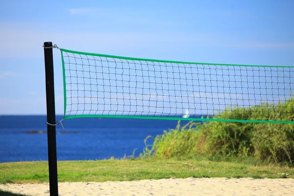 Filet vert de volley-ball et terrain de jeu extérieur — Photo