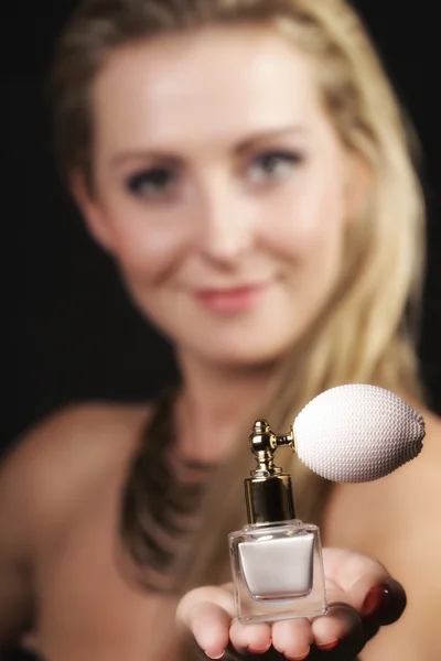 Retrato mulher bonita com frasco de perfume — Fotografia de Stock
