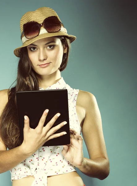 Ragazza con tablet computer ebook lettore touchpad pc — Foto Stock