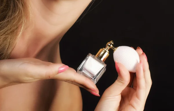 Mano femminile con bottiglia di profumo — Foto Stock