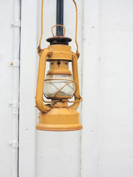 Rue vieux vintage kérosène lampe à huile extérieure — Photo