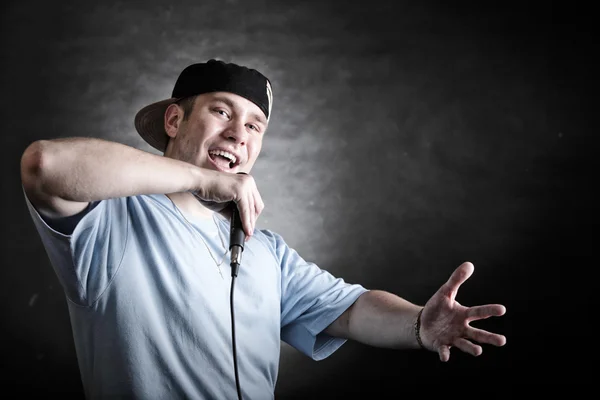 Rap chanteur homme avec microphone geste de la main cool — Photo