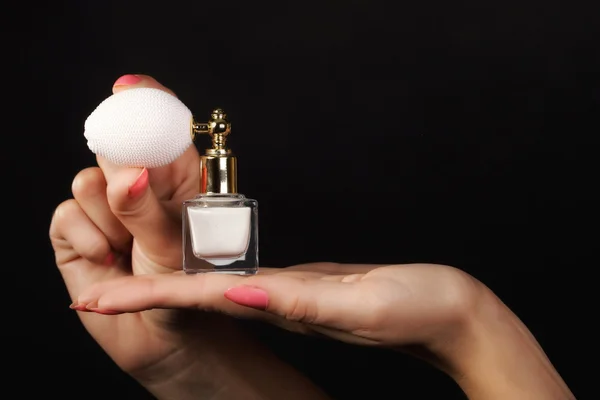 Mano femenina con frasco de perfume —  Fotos de Stock