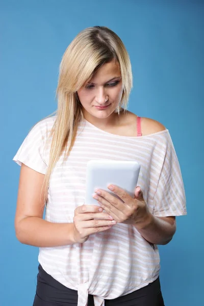 Chica con tablet ordenador lector de libros electrónicos touchpad pc — Foto de Stock