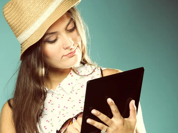 Девочка с планшетным компьютером читатель электронных книг тачпад ПК — стоковое фото