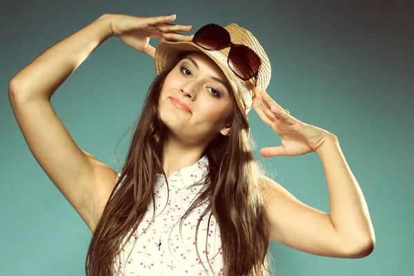 Menina feliz bonita no chapéu de verão — Fotografia de Stock