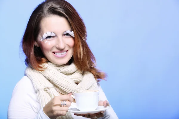 Zimní make-up žena s šálkem horké kávy latte — Stock fotografie