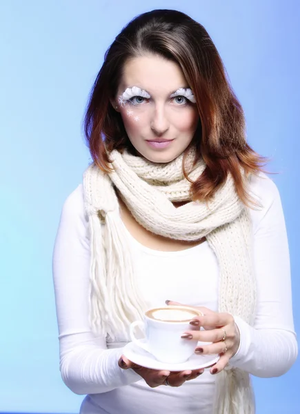 Mujer de maquillaje de invierno con taza de café con leche caliente — Foto de Stock