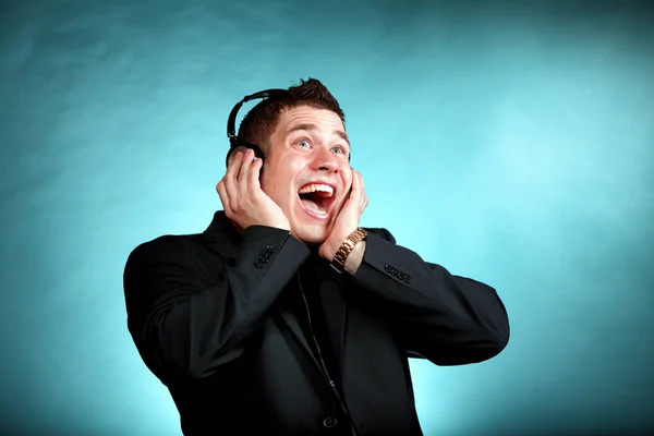 Young man with headphones listening to music — Stock Photo, Image