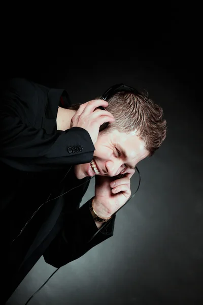 Joven con auriculares escuchando música — Foto de Stock