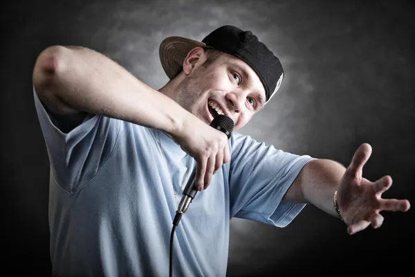 Rap zanger man met microfoon cool handgebaar — Stockfoto
