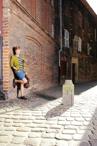 Junger Mann mit Tasche auf der Straße, Altstadt von Danzig — Stockfoto