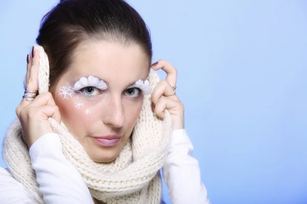 Wintermode Frau warme Kleidung kreatives Make-up — Stockfoto