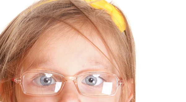 Pobre visão menina vestindo óculos isolados no branco — Fotografia de Stock