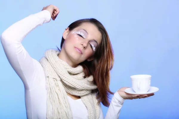 Mulher maquiagem de inverno com xícara de beverge quente — Fotografia de Stock