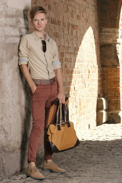 Jeune homme avec sac dans la rue, vieille ville Gdansk — Photo