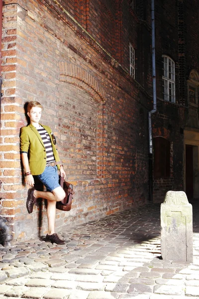 Mladý muž s taškou na ulici, staré město Gdaňsk — Stock fotografie