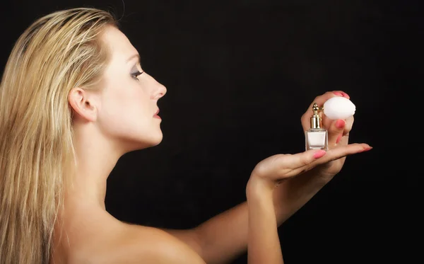 Retrato hermosa mujer con frasco de perfume — Foto de Stock