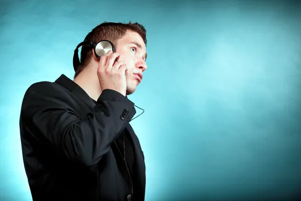 Joven con auriculares escuchando música — Foto de Stock