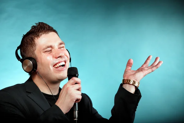 Człowiek śpiewa do mikrofonu szczęśliwy karaoke signer — Zdjęcie stockowe