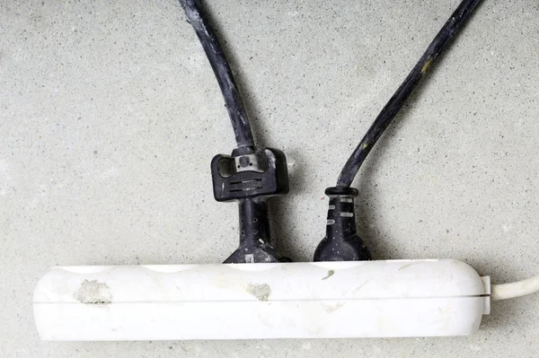 Cables eléctricos conectados al sitio de construcción de la tira de alimentación —  Fotos de Stock