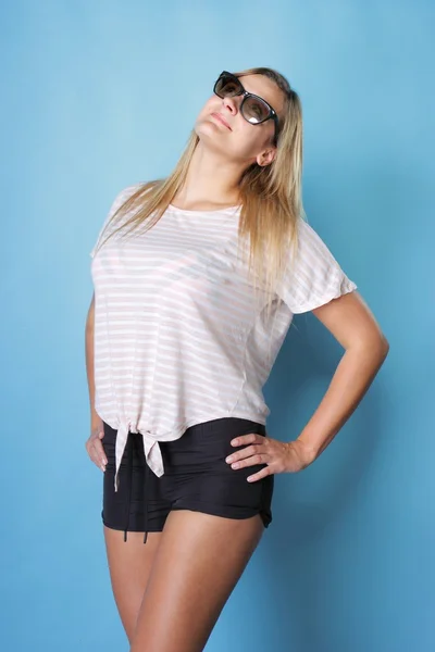Blond meisje plus grootte met zonnebril — Stockfoto