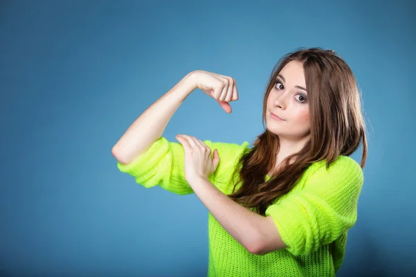 Mädchen zeigt ihre Muskeln Stärke und Kraft — Stockfoto