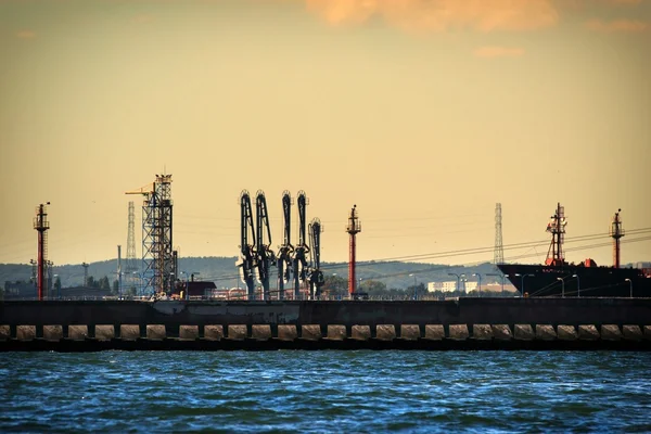 Stora portalkranar i hamnen i Gdansk, Polen. — Stockfoto