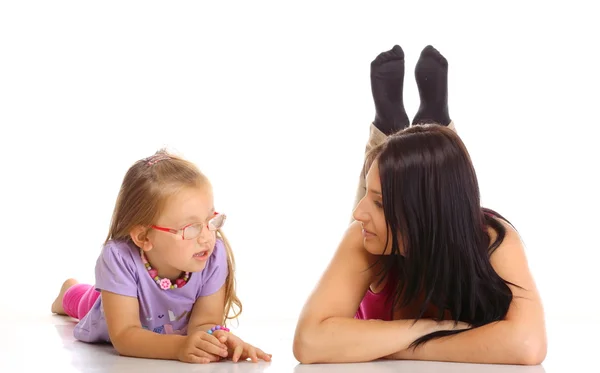 Kindererziehung: Mutter im Gespräch mit Tochter isoliert — Stockfoto